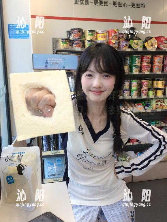用“黑料不打烊”这款app，要慎重使用传送门，可能会穿越到自己的尴尬时刻！